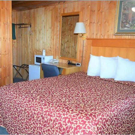 Green Acre Motel By Oyo Near Rush County Airport La Crosse Exterior photo