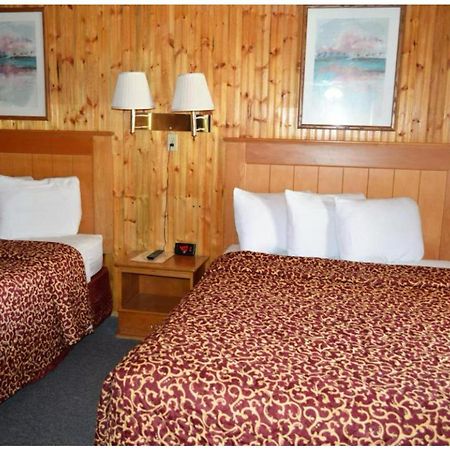 Green Acre Motel By Oyo Near Rush County Airport La Crosse Exterior photo