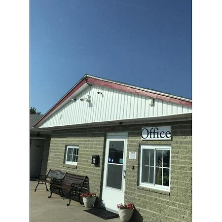 Green Acre Motel By Oyo Near Rush County Airport La Crosse Exterior photo