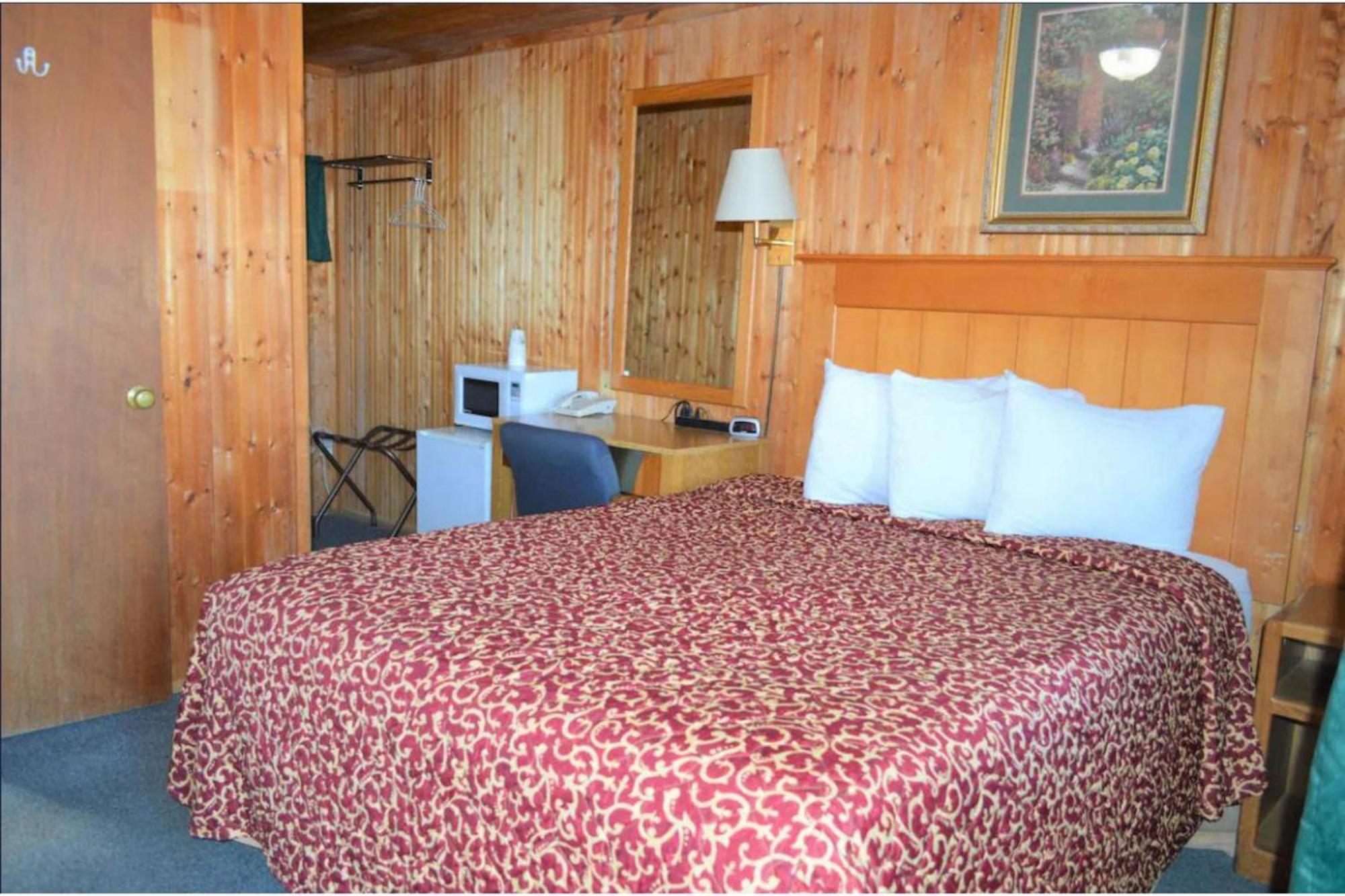 Green Acre Motel By Oyo Near Rush County Airport La Crosse Exterior photo