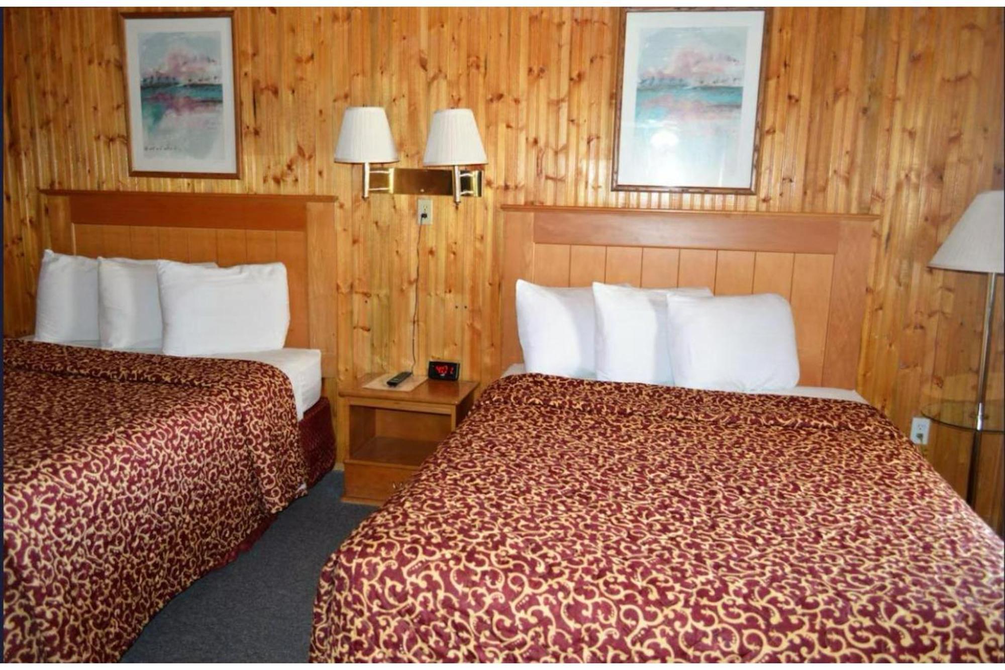 Green Acre Motel By Oyo Near Rush County Airport La Crosse Exterior photo