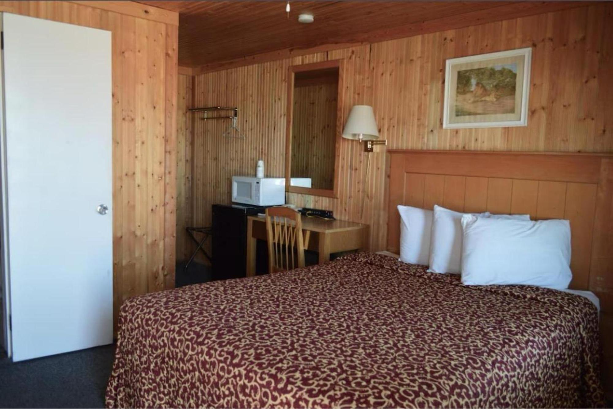 Green Acre Motel By Oyo Near Rush County Airport La Crosse Exterior photo