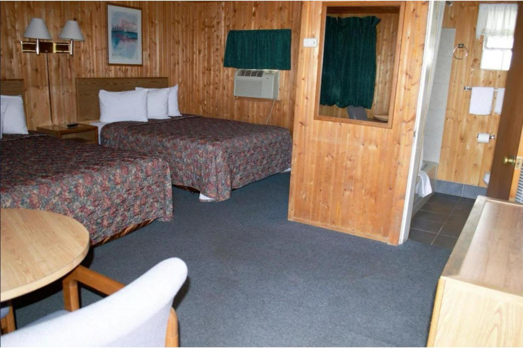 Green Acre Motel By Oyo Near Rush County Airport La Crosse Exterior photo