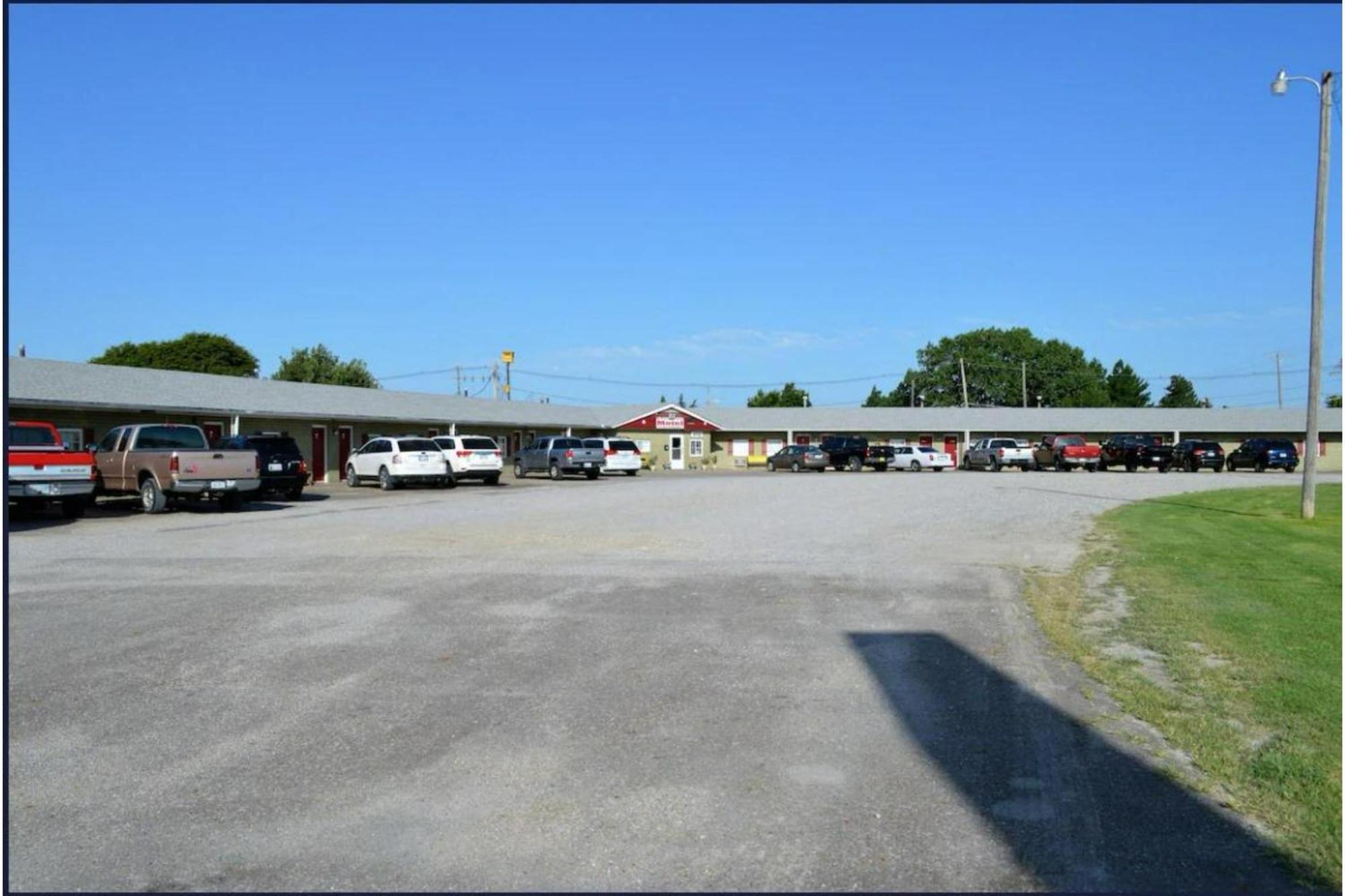 Green Acre Motel By Oyo Near Rush County Airport La Crosse Exterior photo