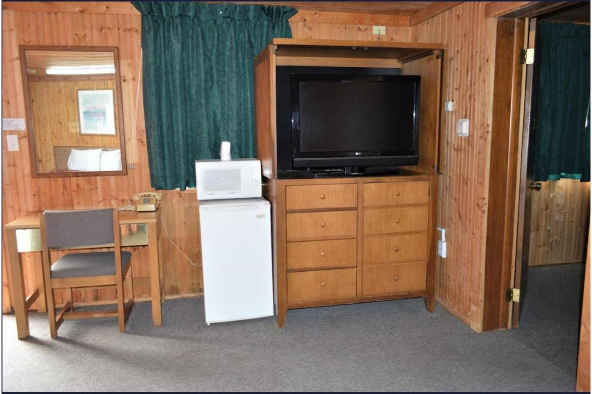 Green Acre Motel By Oyo Near Rush County Airport La Crosse Exterior photo
