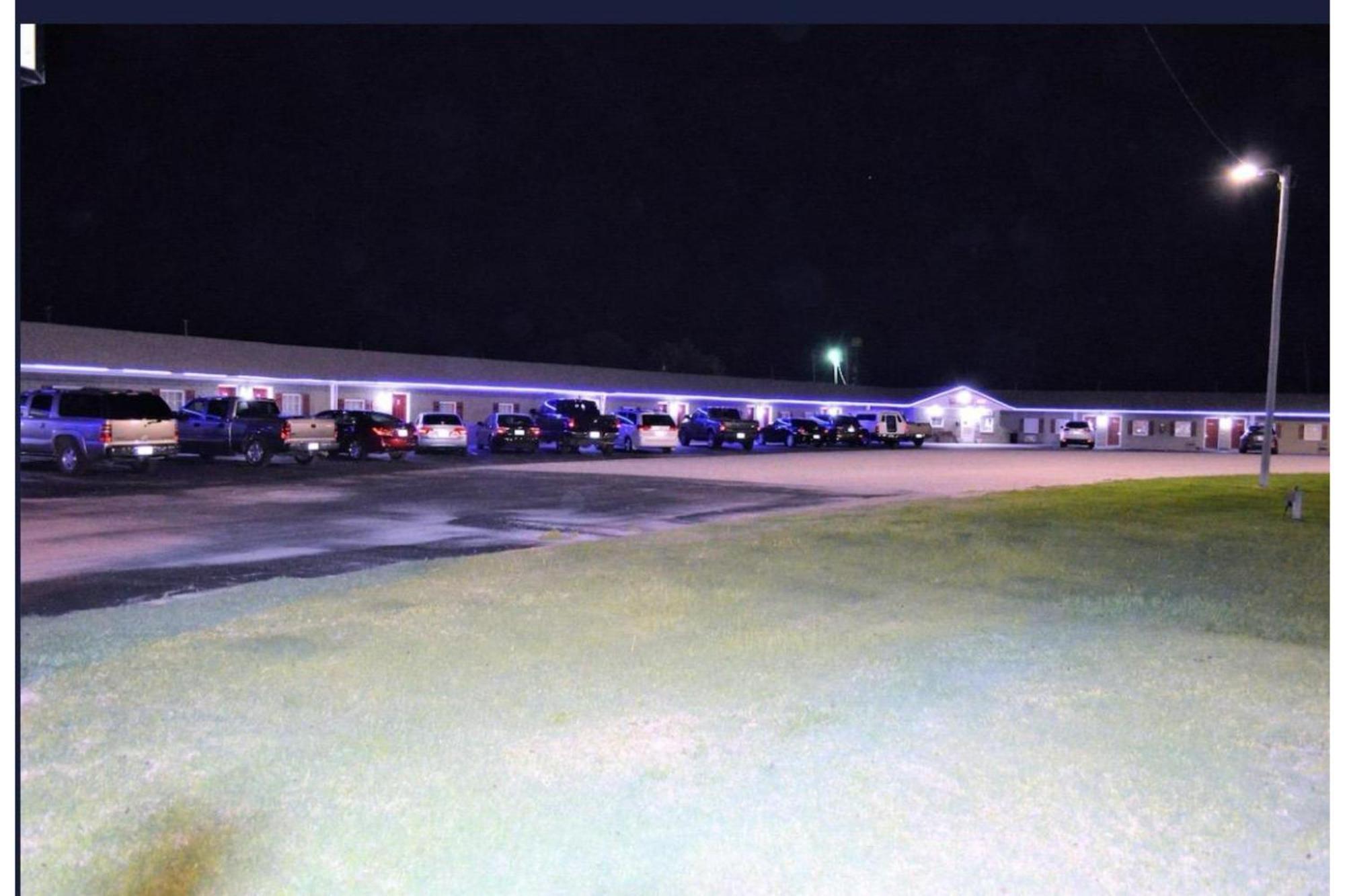 Green Acre Motel By Oyo Near Rush County Airport La Crosse Exterior photo