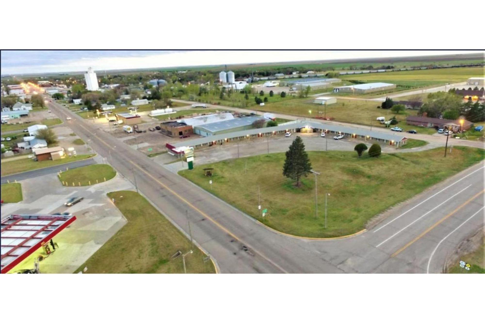 Green Acre Motel By Oyo Near Rush County Airport La Crosse Exterior photo
